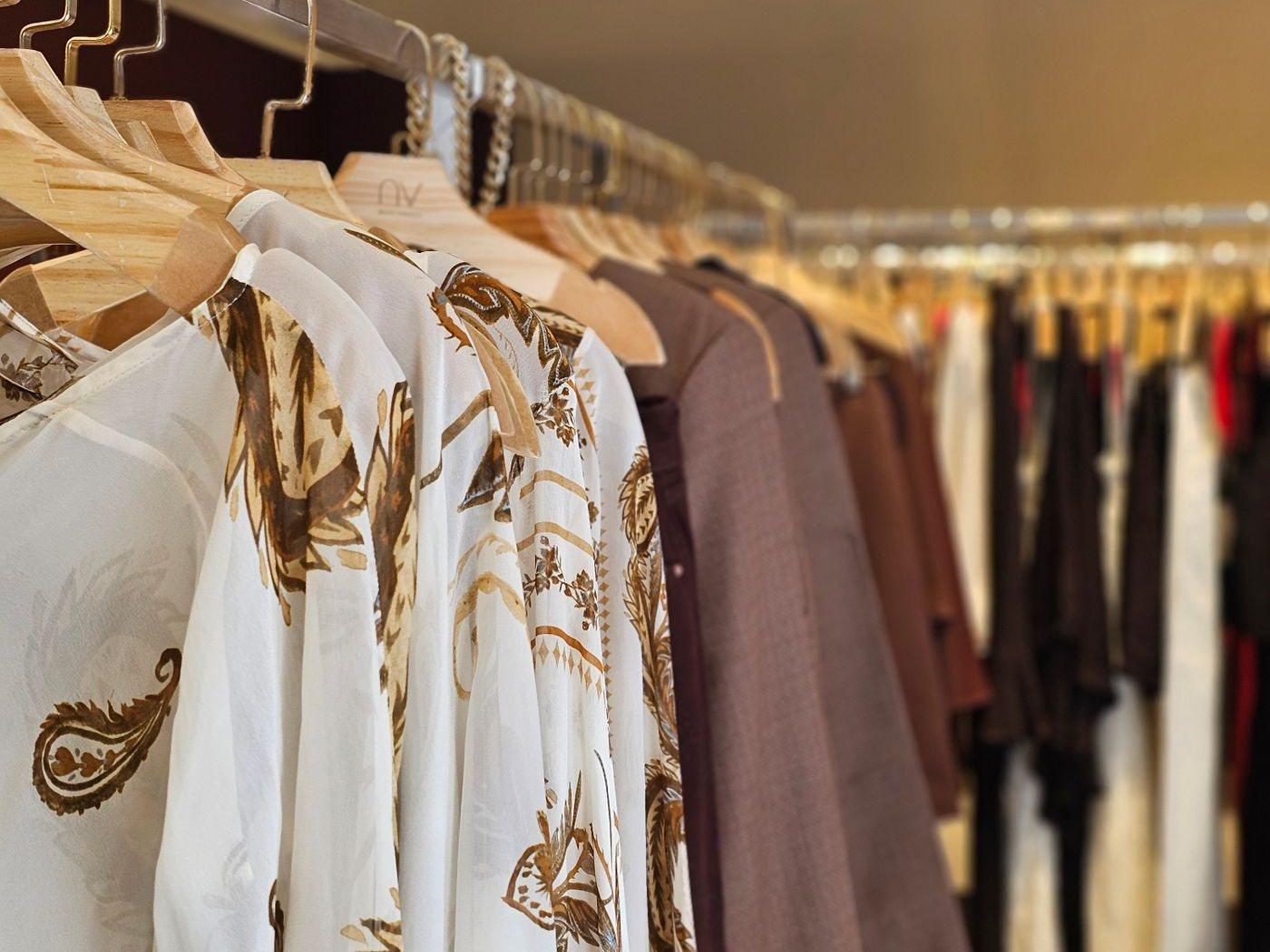 Butik askısında sergilenen elbise