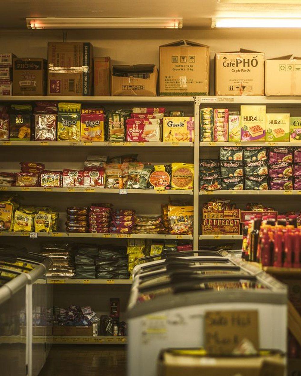 Market raflarında paketli ürünler ve önde dondurucular
